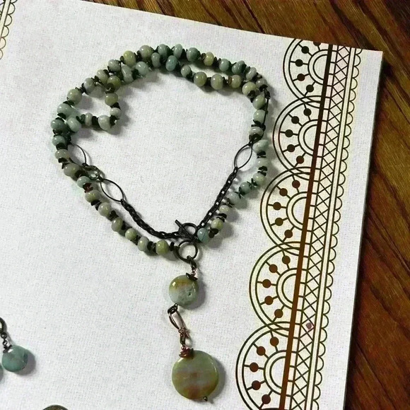 Long green stone and patina copper beaded necklace - Picture 2 of 3